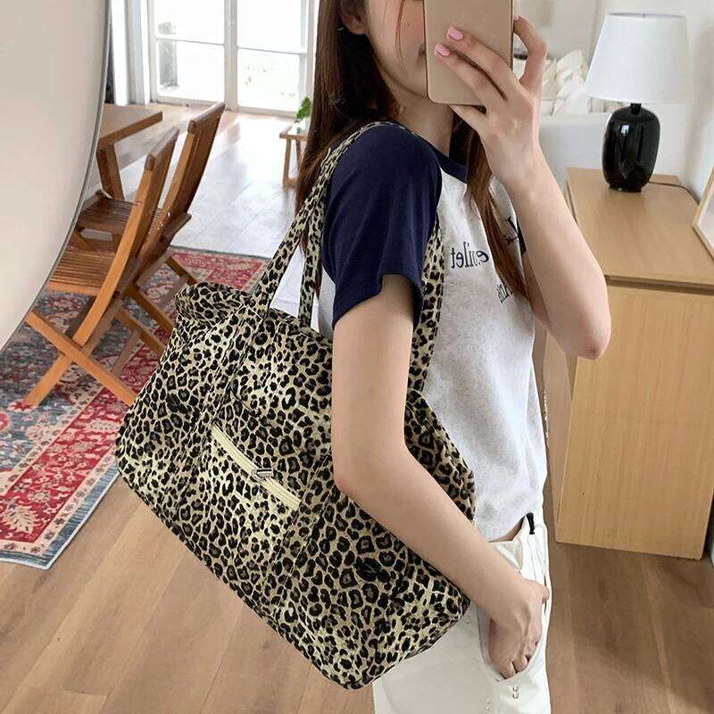A Niche Canvas Handbag Highend Leopard Print Commuter Shoulder Cross border Large Capacity Business Travel Bag