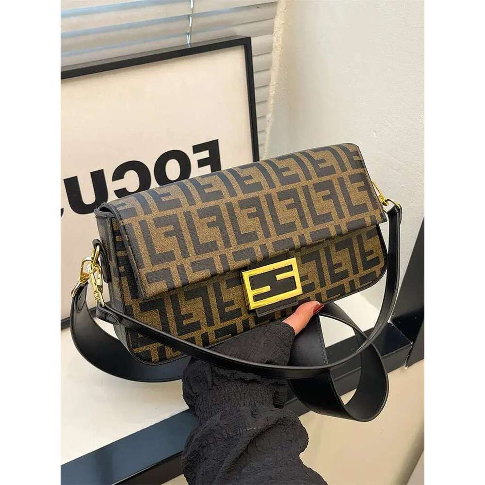 Designer free shipping 2025 fashion casual light high-end texture small square single shoulder crossbody bag for women