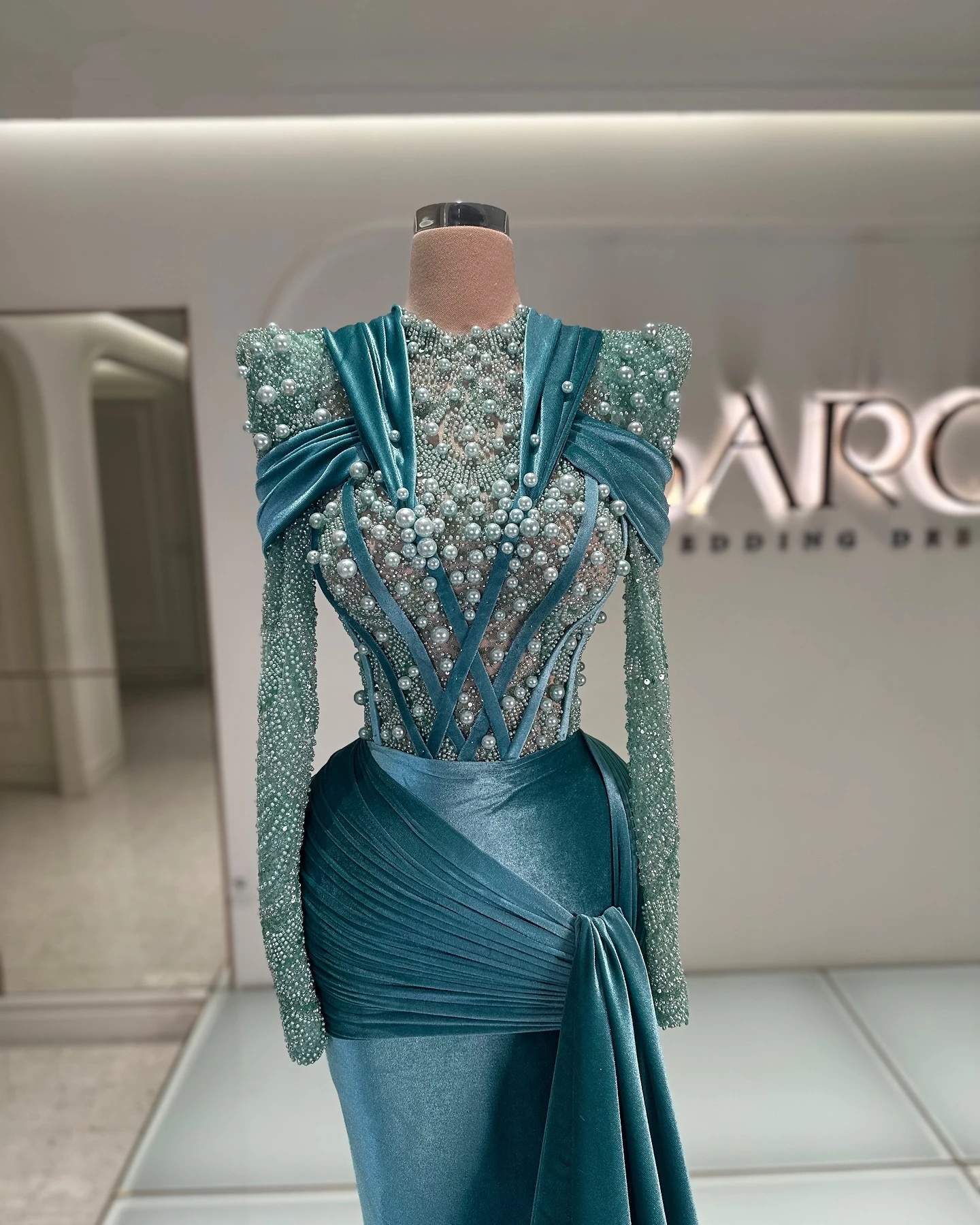 Vintage Evening Dresses Pearls Sequins Prom Dress Velvet Mermaid Beading Long Sleeves O Neck Sweep Train Party Gowns Vestidos De Noche Plus Size