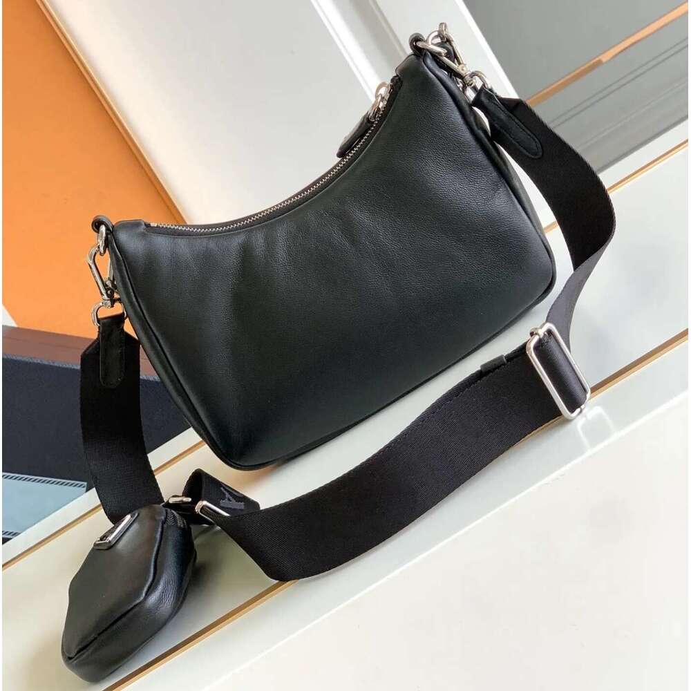 Styles Hobo Nylon Armpit Bag Bowling Pack Designer Totes For Woman Luxury Mens Postman Bag Nylon Shoulder Bags Black Handbags Baguette
