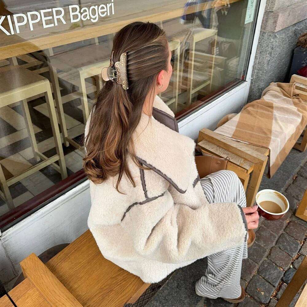 2024 Winter New Women's Clothing Style Casual Loose Warm Short Flip Collar Imitation Lamb Wool Jacket Coat