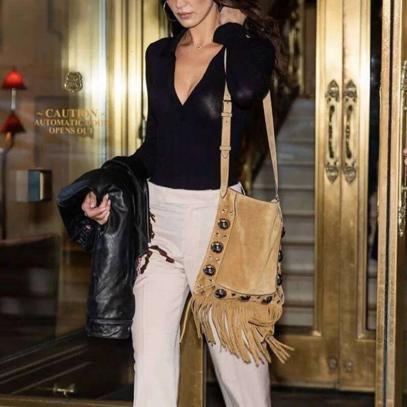 2025 Designer Vintage Faux Suede Women Messenger Fashion Rivet Trim Tassel Underarm Shoulder Bag Willow Nail Handbag