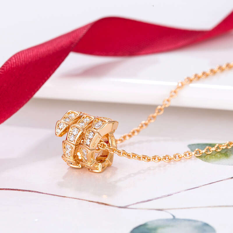 V Circle Head and Tail Dia Snake Bone Necklace for Women, Rose Gold Plated, Fully Inlaid with Dias, Snake-Shaped Double Ring Pendant Trend