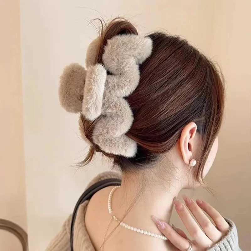 New Winter Faux Fur Hair Claw Elegant Acrylic Hairpins Plush Hair Clip Barrette Crab Headwear for Women Girls Hair Accessories Z250729