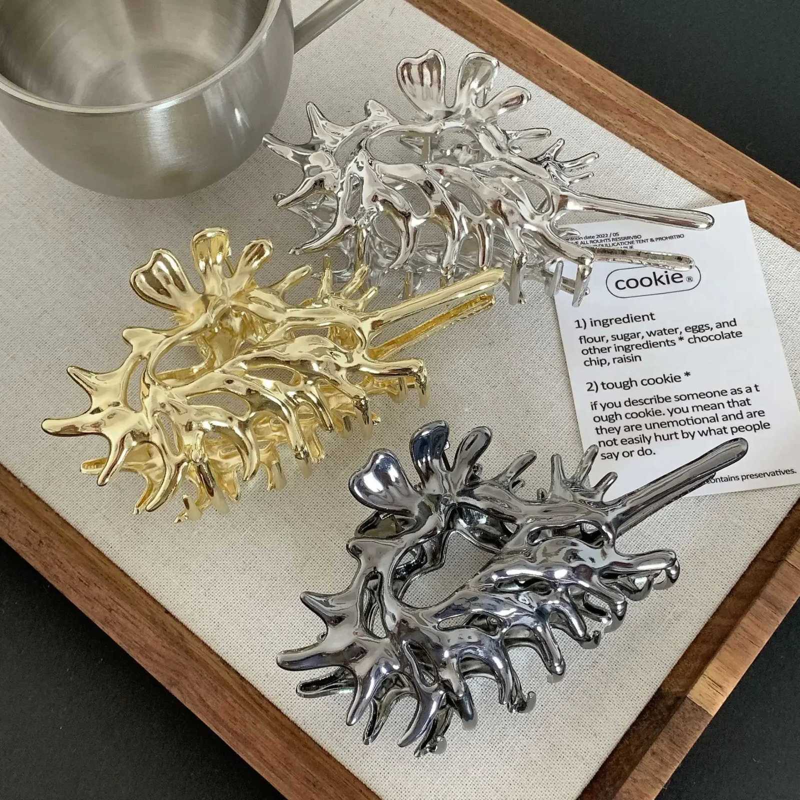 Creativity Unique Colorful Alien Metal Conch Hair Claws for Women Girl Y2K Hollow Headwear Shell Crab Hair Clip Hair Accessories Z250729