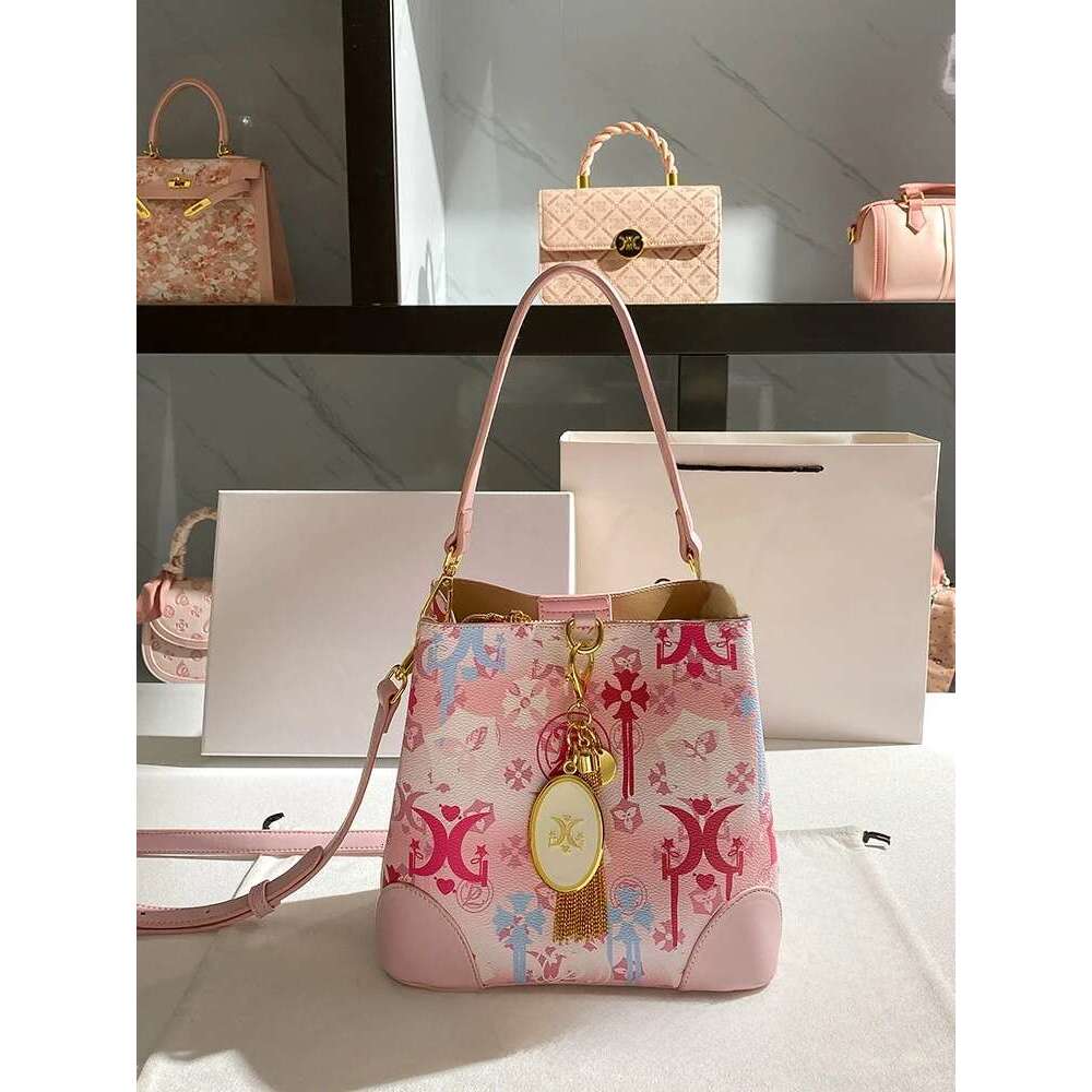 Designer Luxury Sweet Bucket Bag With Delicate Embroidery Printing Pendant Women New Fashion And Versatile Handbag For Banquet