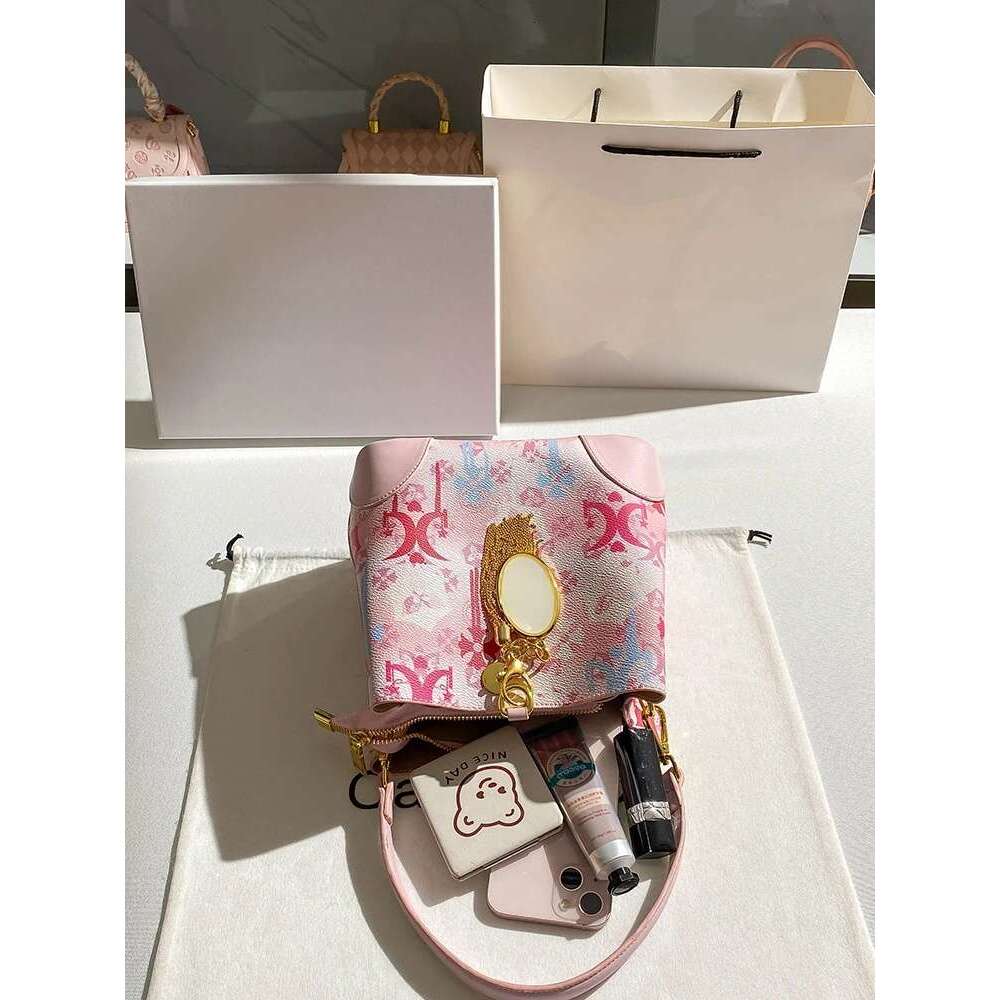 Designer Luxury Sweet Bucket Bag With Delicate Embroidery Printing Pendant Women New Fashion And Versatile Handbag For Banquet