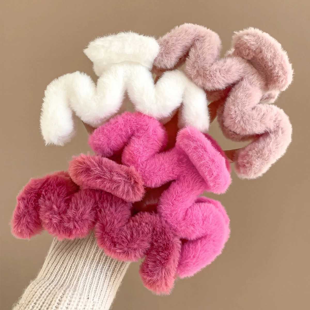 New Winter Faux Fur Hair Claw Elegant Acrylic Hairpins Plush Hair Clip Barrette Crab Headwear for Women Girls Hair Accessories Z250729