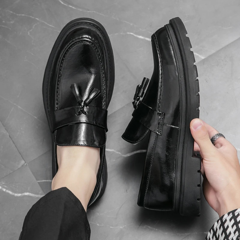 2025 High quality black mens loafers fashionable tassels casual patent leather wedding business dress shoes plus size 250723