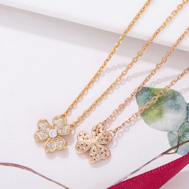 Fanjia Small Three Flower Necklace Fine Workmanship V Gold Plated Full Dia Pendant Clavicle Chain for Women
