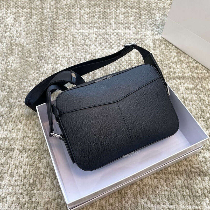 Luxury Designer Men's Leather Messenger Bag Crossbody Bag Vintage Shoulder Bag Handbag Outdoor Leisure Sports Bag Work Bag Phone Bag Wallet Camera Bag