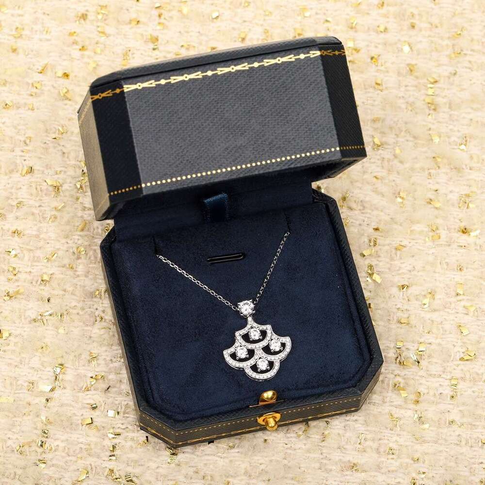 V Gold Hollow Classic Full Dia Exquisite Small Fan Gejia Series Fan-shaped Necklace for Women High-end Light Versatile ddmypluto