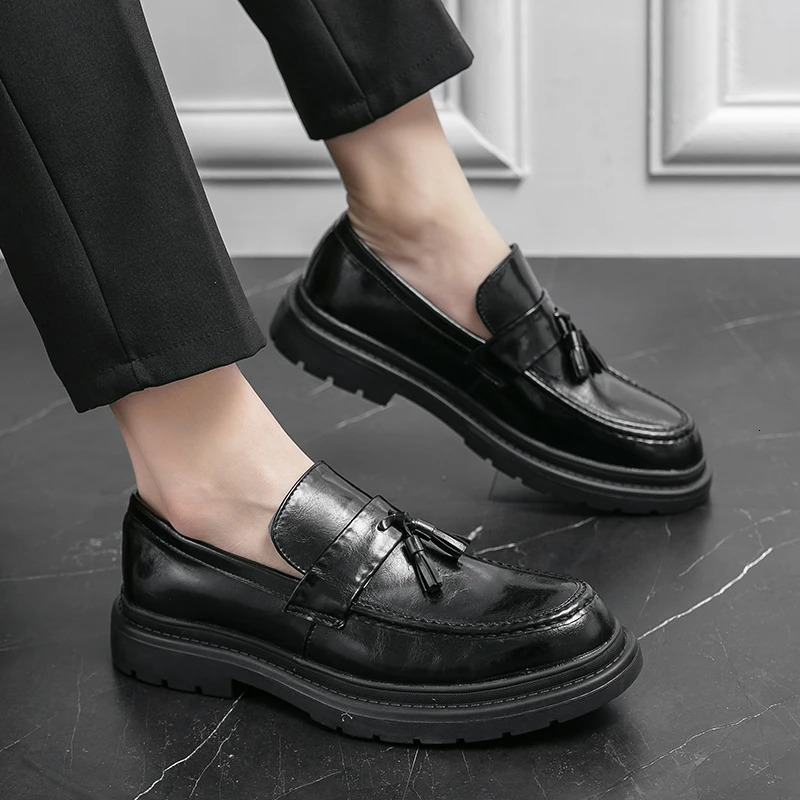 2025 High quality black mens loafers fashionable tassels casual patent leather wedding business dress shoes plus size 250723