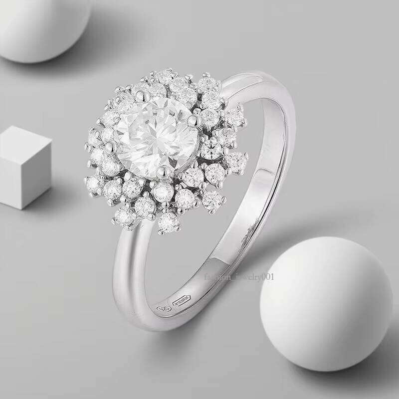 Luxurious Jewelry Women's Wedding Chrysolite Exquisite Flower Design Ring Manufacturer