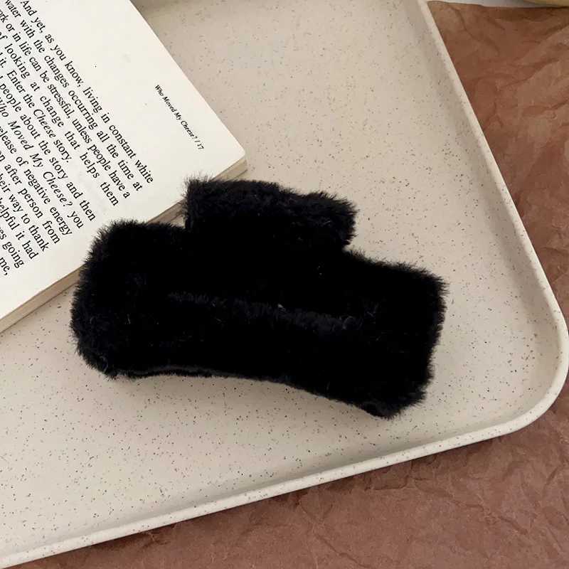 100% Plush Hair Claw Elegant Acrylic Hairpins Faux Fur Hair Clip Barrette Crab Headwear for Women Girls Hair Accessories Z250729