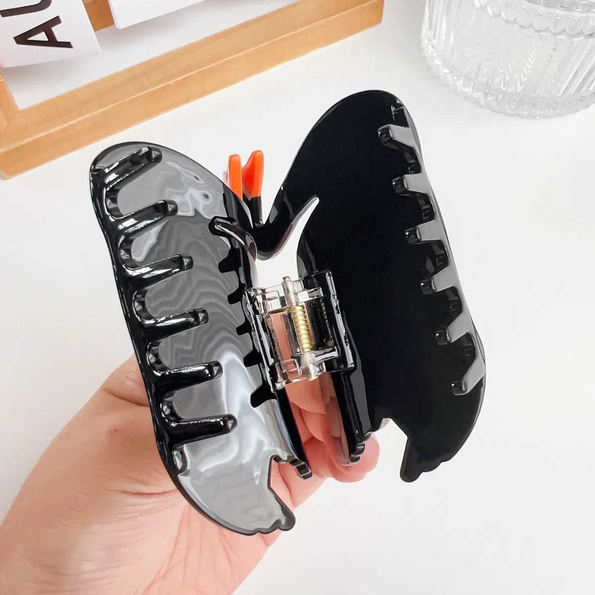 2023 Sweet Cute Black White Swan Hair Claw Eco-Friendly Acetate Claw Clips Animal Crab Hair Clips for Women Hair Accessories Z250729