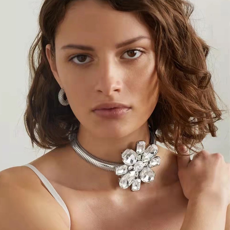 New Exaggerated Oversized Crystal Flower Collar With Retro Temperament High-end Personalized Collar Choker Chain for Women Lady