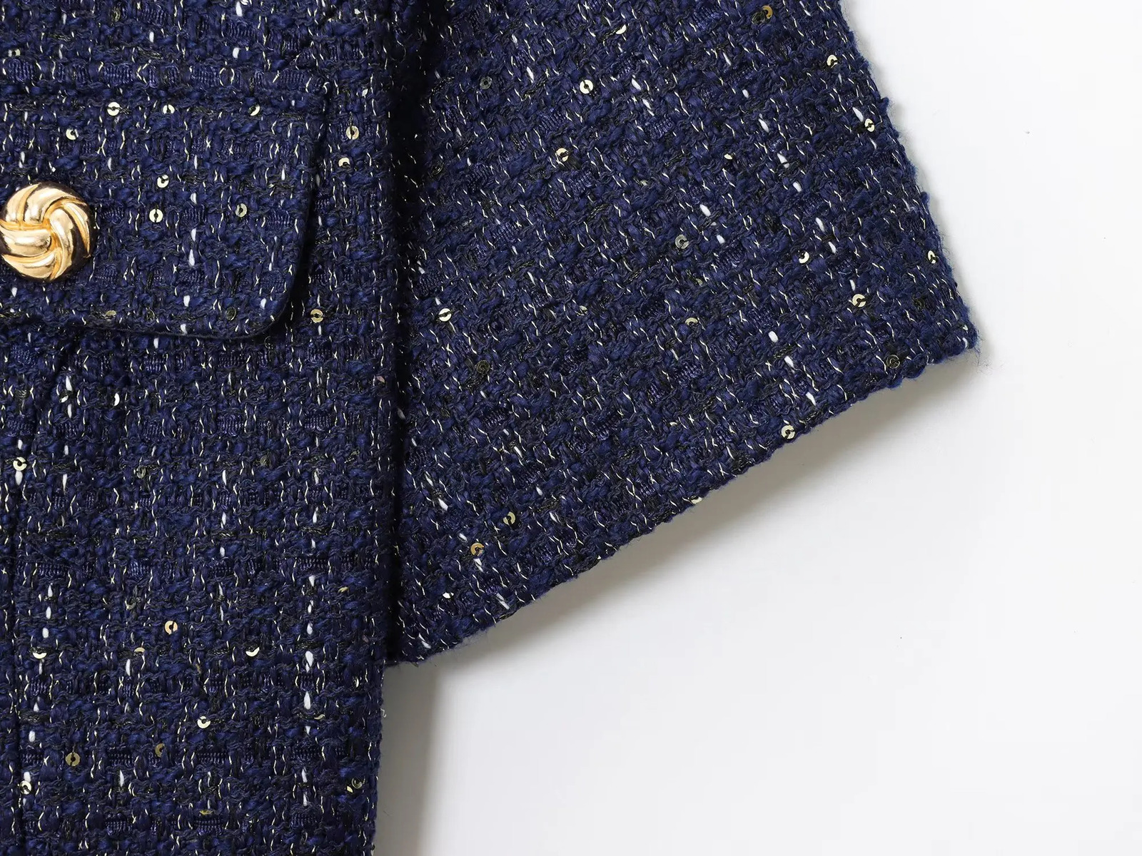 Autumn Womens Wear Gold Button Decoration with Belt Straight Round Neck Short Sleeve Fashion Jacket 250729