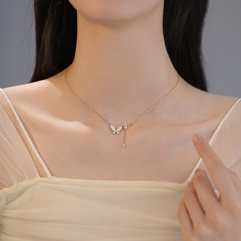 2025 New Micro Inlaid Double Butterfly Pendant Necklace Niche Design Light High-end Clavicle Chain Elegant Accessories Jewelry for Women