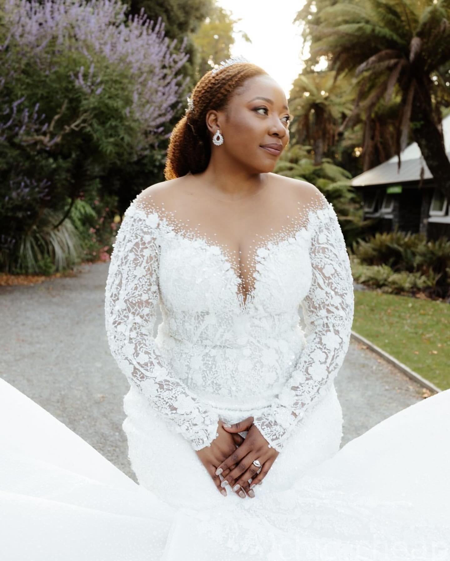 2025 Aso Ebi Plus Size White Mermaid Wedding Dress Lace Beaded Sheer Neck Beaded Vintage Sparkly Bridal Gowns Dresses ZJ0679