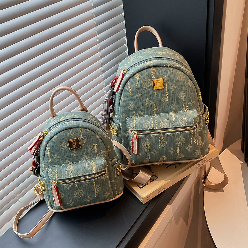 This new printed soft leather versatile and trendy small backpack is simple, fashionable, trendy and stylish for commuting. It's a stylish crossb