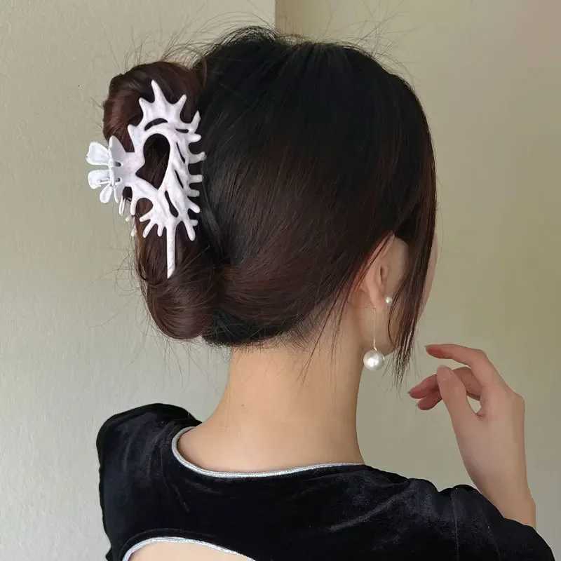 Creativity Unique Colorful Alien Metal Conch Hair Claws for Women Girl Y2K Hollow Headwear Shell Crab Hair Clip Hair Accessories Z250729