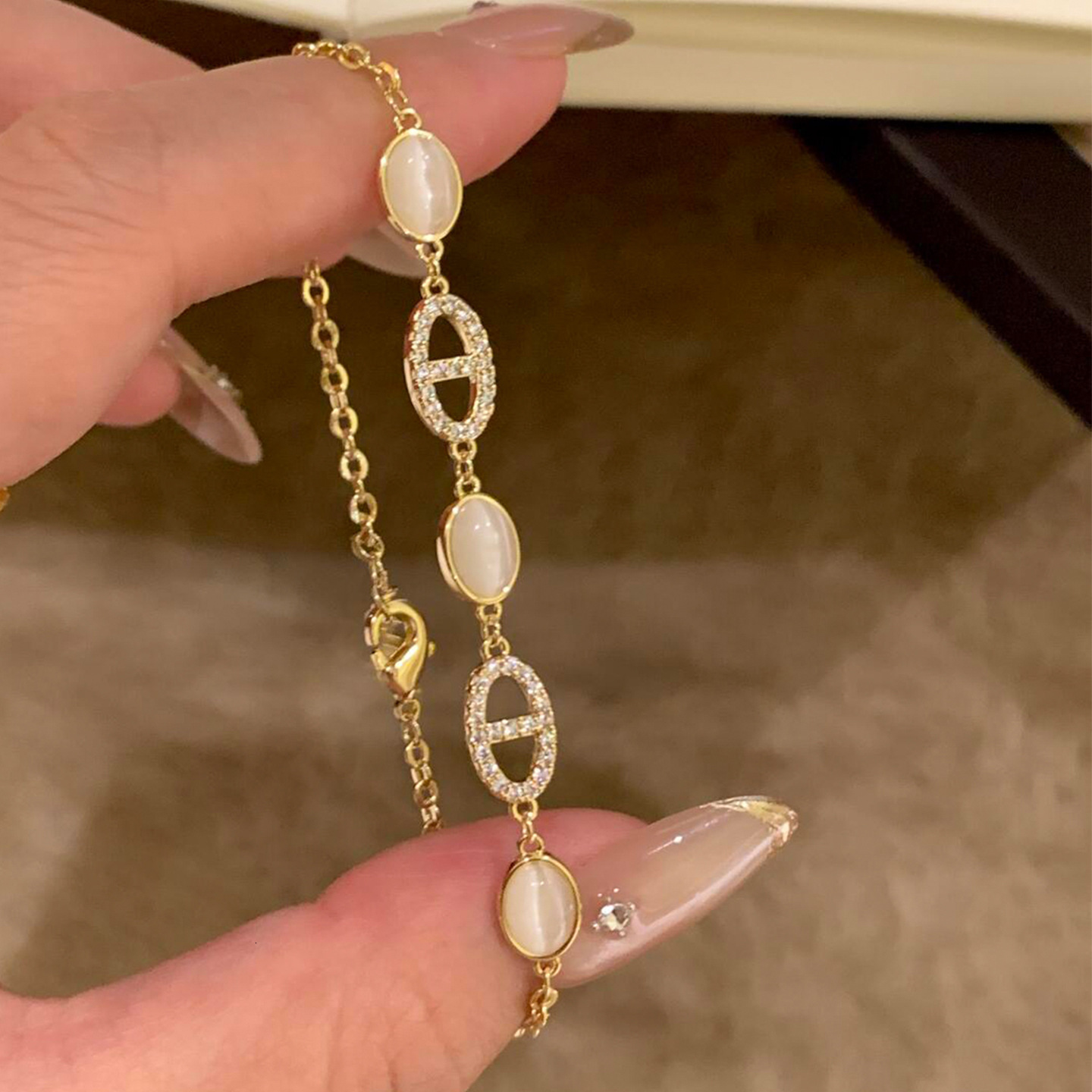 Zircon Oval Cat's Eye Stone Pig Nose Pendant Palace Style Elegant Temperament Bracelet Light High-end Sense Jewelry