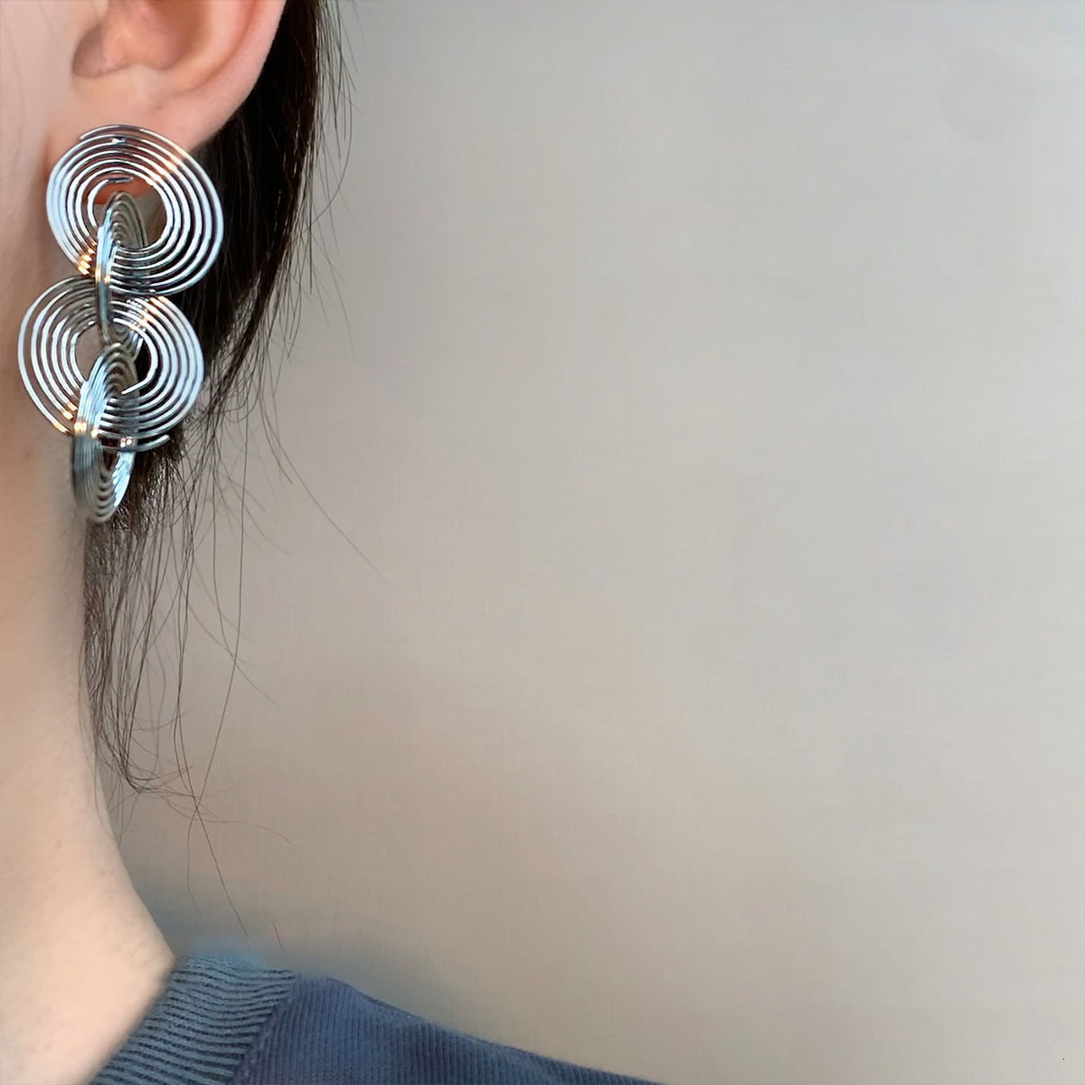 Sier Needle Geometric Round Interlocking Mosquito Coil Tassel Fashion Versatile Stud Niche Design Sense Earrings for Women