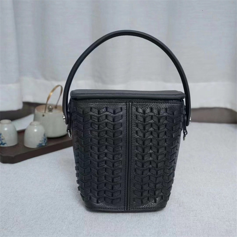 New Niche First Layer Cowhide Handwoven Handbag Fashion Versatile Crossbody Genuine Leather Women's Bag
