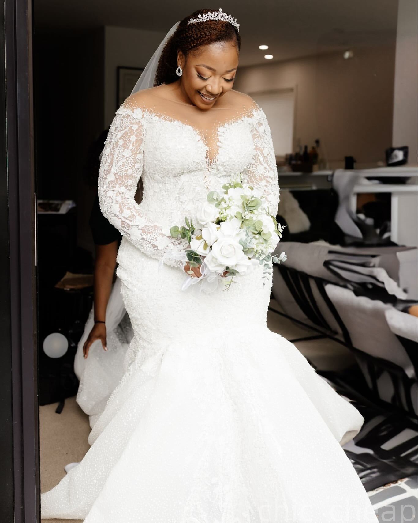 2025 Aso Ebi Plus Size White Mermaid Wedding Dress Lace Beaded Sheer Neck Beaded Vintage Sparkly Bridal Gowns Dresses ZJ0679