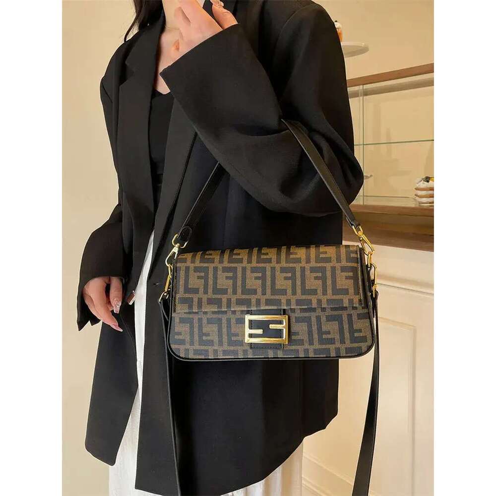 Designer free shipping 2025 fashion casual light high-end texture small square single shoulder crossbody bag for women