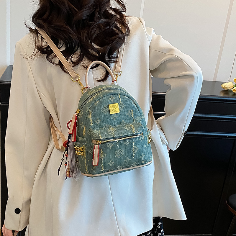 This new printed soft leather versatile and trendy small backpack is simple, fashionable, trendy and stylish for commuting. It's a stylish crossb