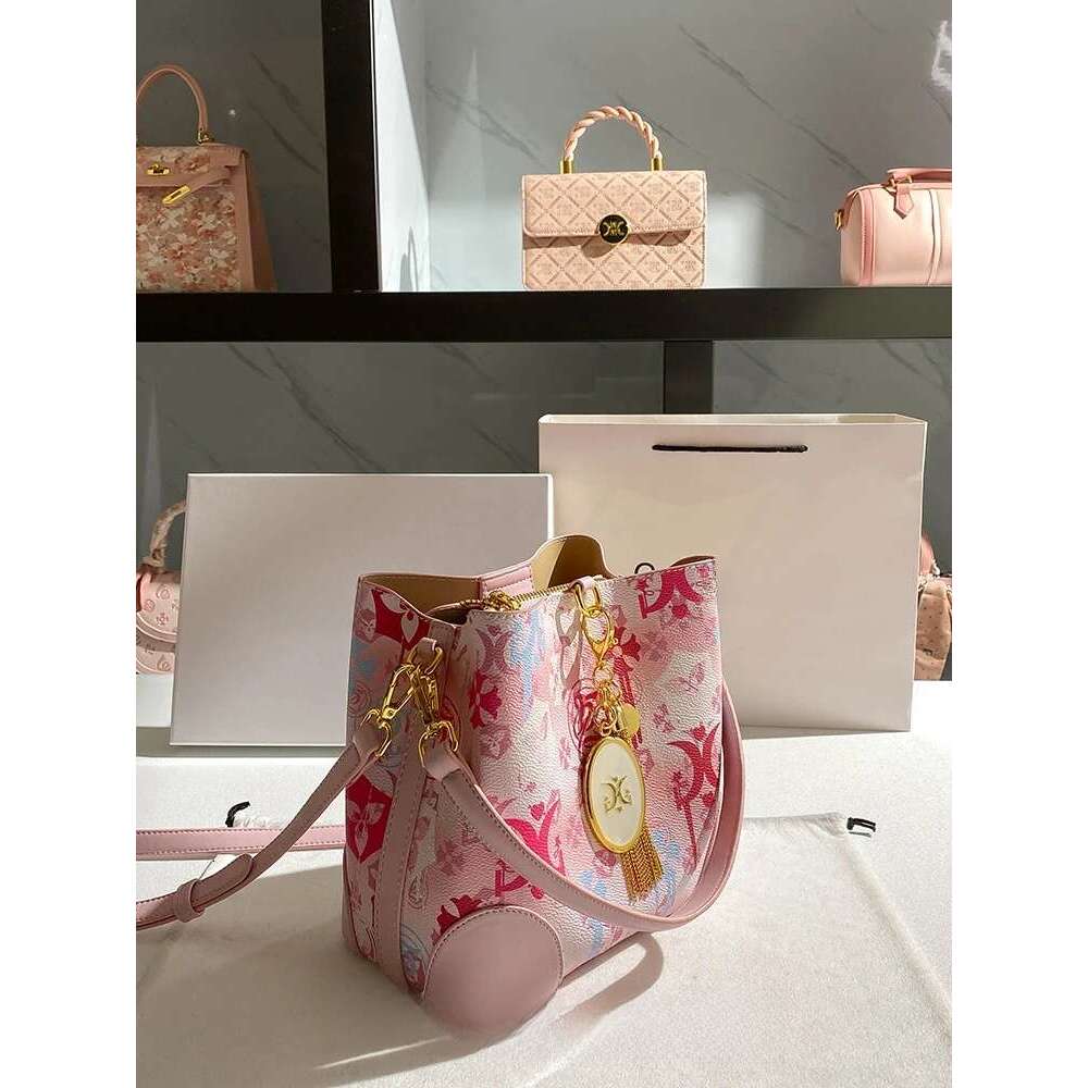 Designer Luxury Sweet Bucket Bag With Delicate Embroidery Printing Pendant Women New Fashion And Versatile Handbag For Banquet