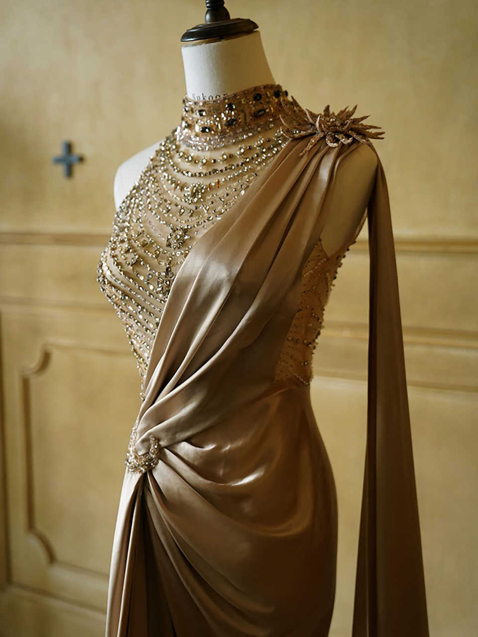 Amazing Crystal Mermaid Evening Dress O Neck Sequins Beaded Prom Gowns Illusion Pleats Floor-Length Party Dresses Customized