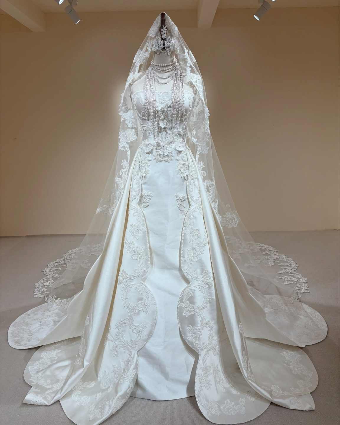 White Ivory 3m Cathedral Wedding Veil With Comb Appliqued Lace Edge One Layer Bridal Veils Wedding Accessorie