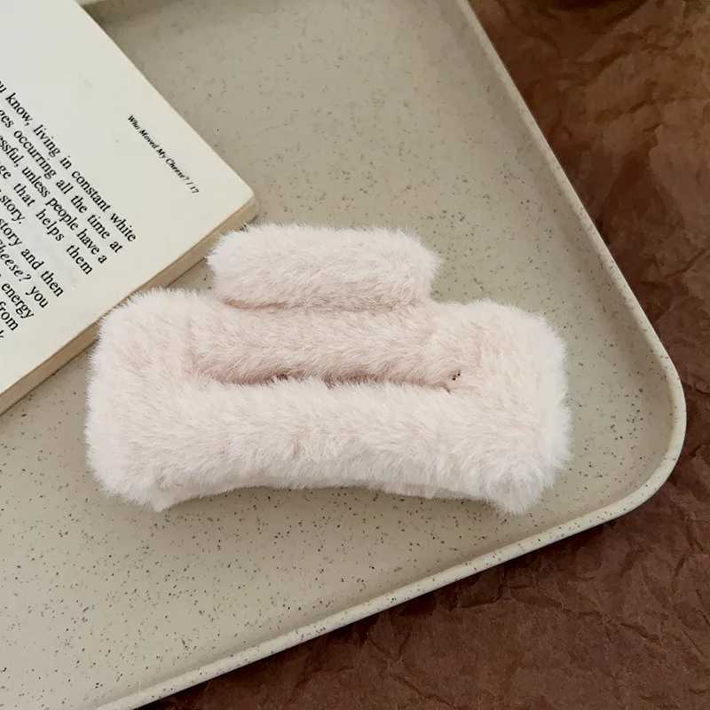 100% Plush Hair Claw Elegant Acrylic Hairpins Faux Fur Hair Clip Barrette Crab Headwear for Women Girls Hair Accessories Z250729