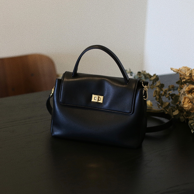 Top Layer 2024 Medium Spring Summer New Color Soft Cowhide Versatile Handbag Shoulder Crossbody Women's Bag