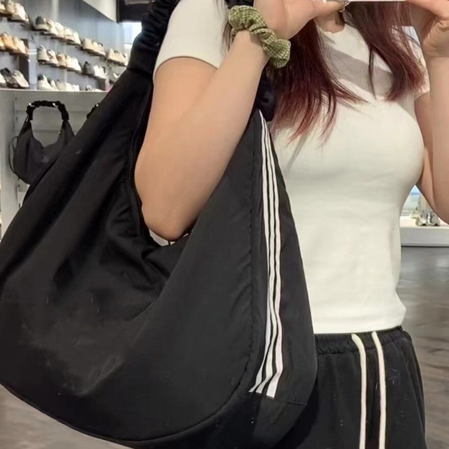 2025 Designer's New Wrinkled Underarm Bag, Men's and Women's Fashion Sports Single Shoulder Crossbody Bag