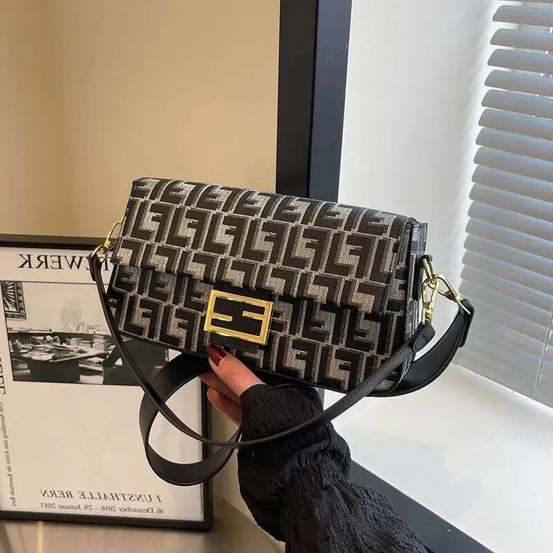 Designer free shipping 2025 fashion casual light high-end texture small square single shoulder crossbody bag for women