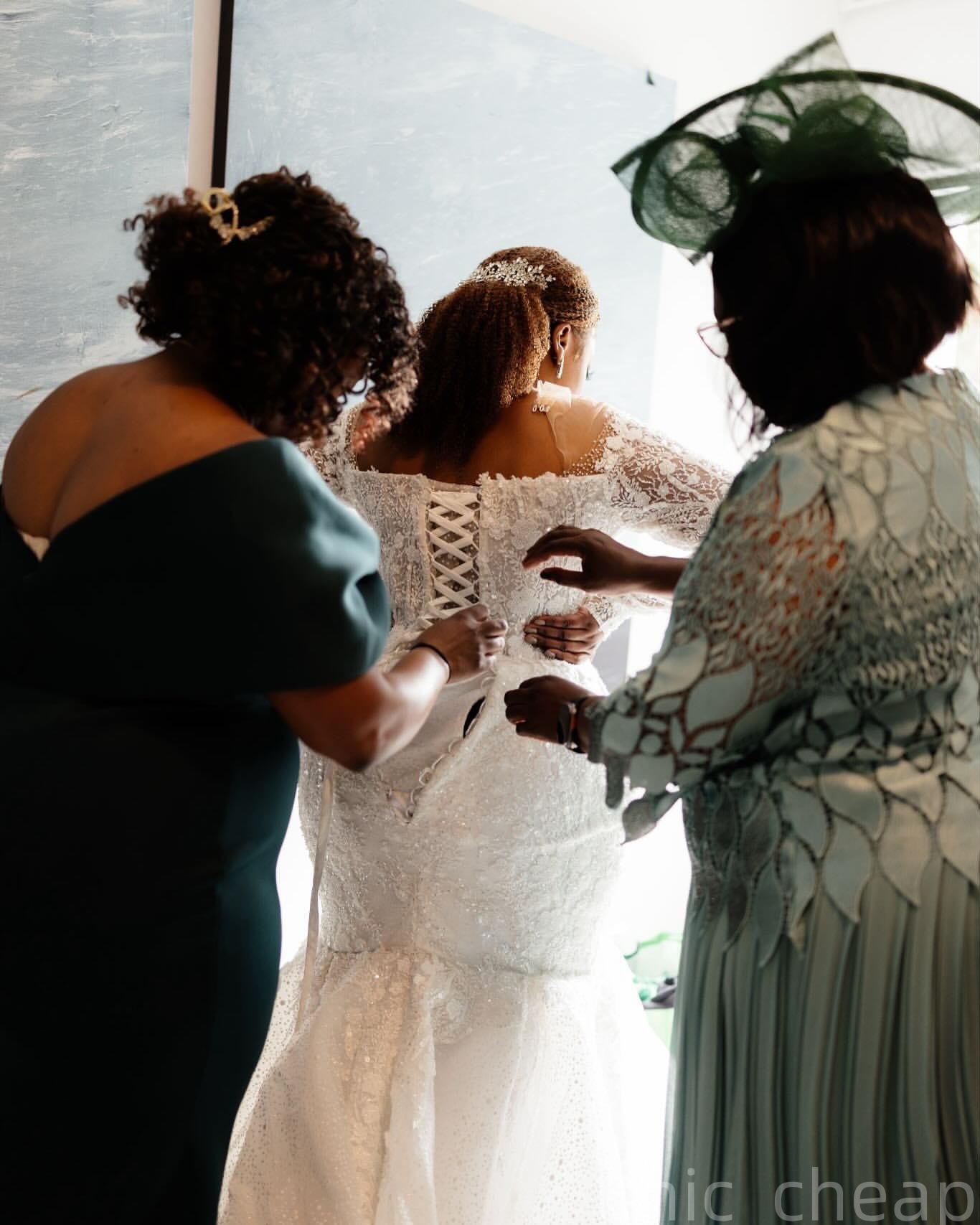 2025 Aso Ebi Plus Size White Mermaid Wedding Dress Lace Beaded Sheer Neck Beaded Vintage Sparkly Bridal Gowns Dresses ZJ0679