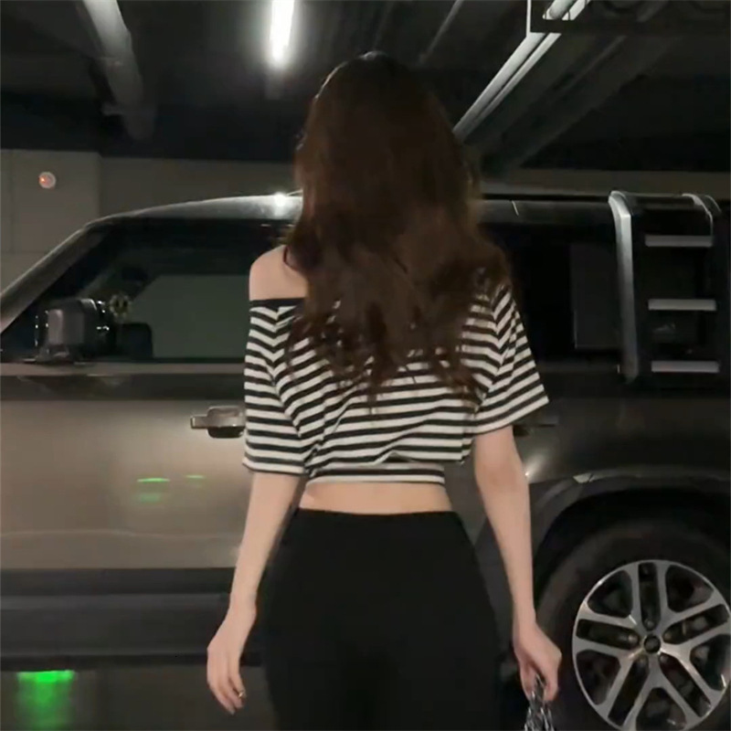 2025 American retro off shoulder striped short sleeved women's T-shirt summer new Korean casual versatile elegant short top new designer T-shirt