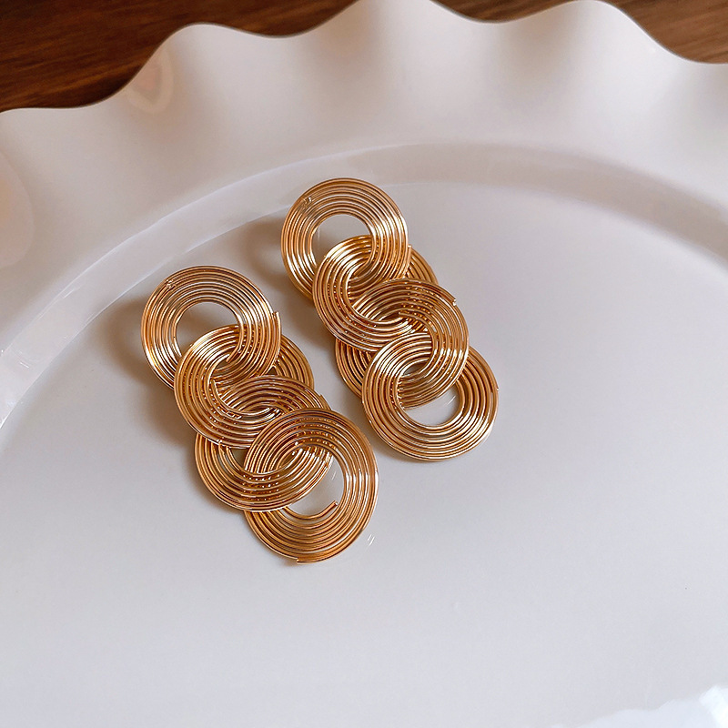 Sier Needle Geometric Round Interlocking Mosquito Coil Tassel Fashion Versatile Stud Niche Design Sense Earrings for Women