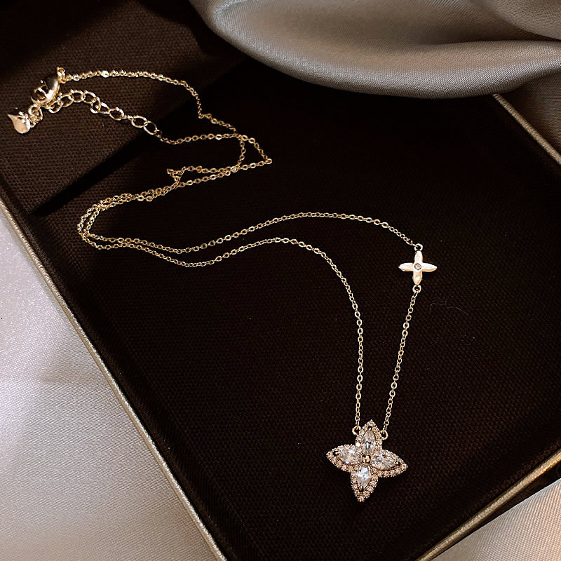 Light Niche Full Dia Four-Leaf Clover Pendant Necklace for Women, High-End Clavicle Chain, 2025 New Model, Daily Versatile Neck Chain Jewelry for Wome