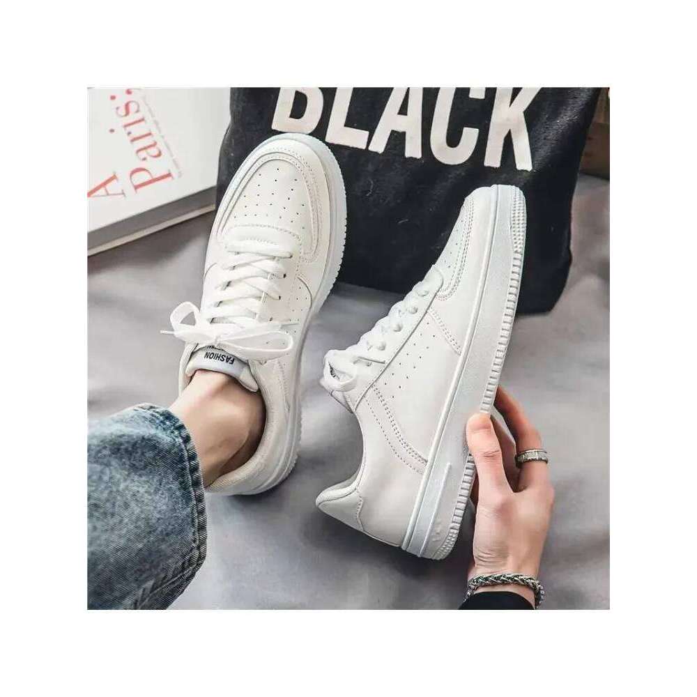 New men's 2025, pure white sports shoes for handsome and casual young students in spring.