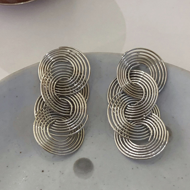 Sier Needle Geometric Round Interlocking Mosquito Coil Tassel Fashion Versatile Stud Niche Design Sense Earrings for Women