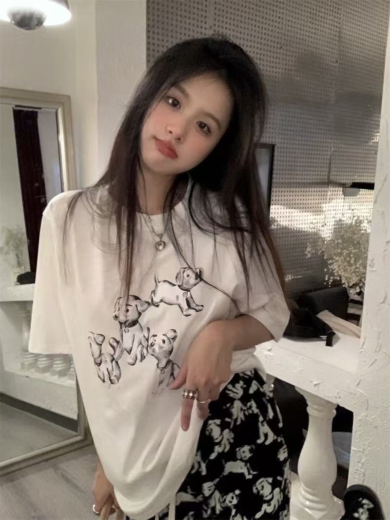 Chic Lightweight Shortsleeves for Female Comfort During Warm Season