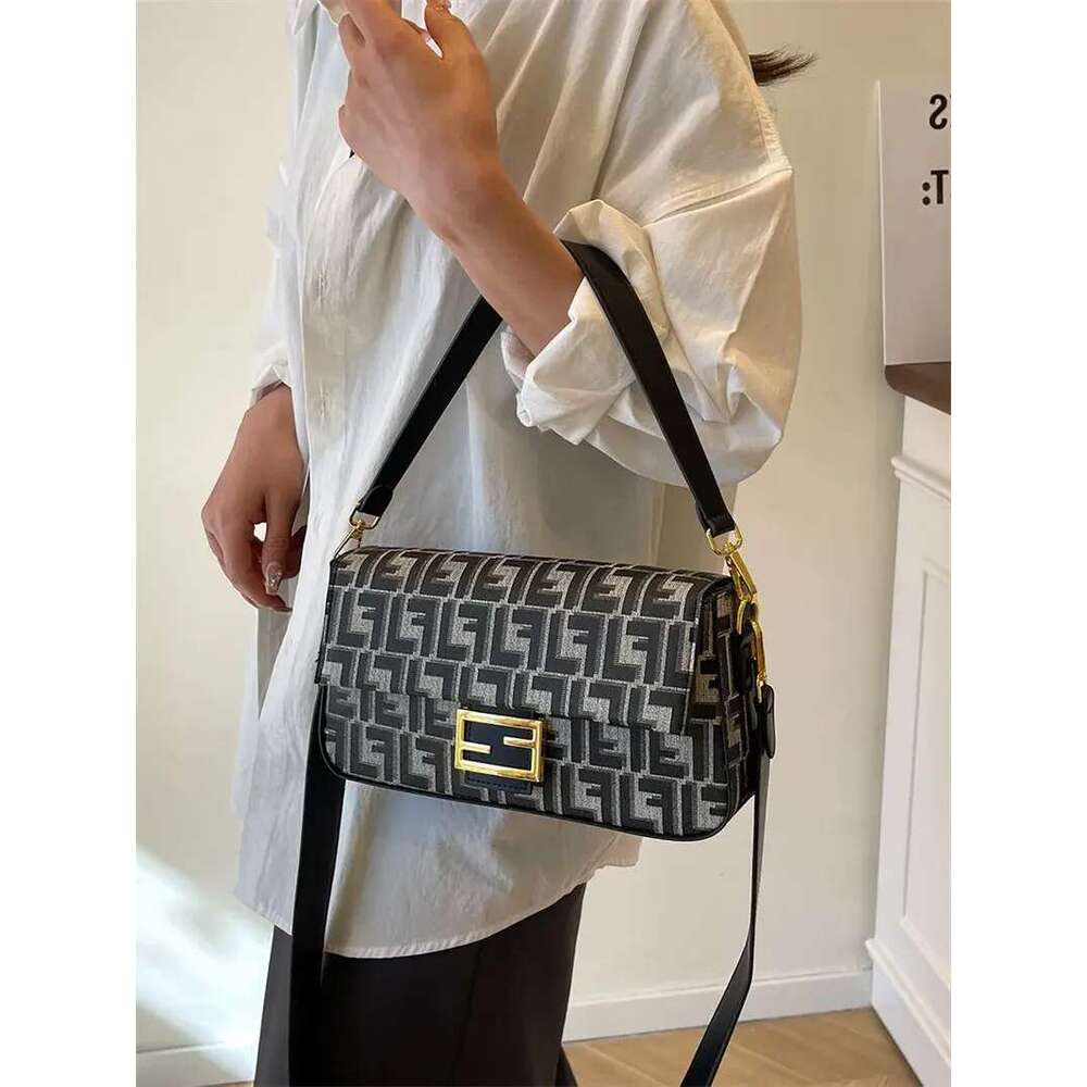 Designer free shipping 2025 fashion casual light high-end texture small square single shoulder crossbody bag for women
