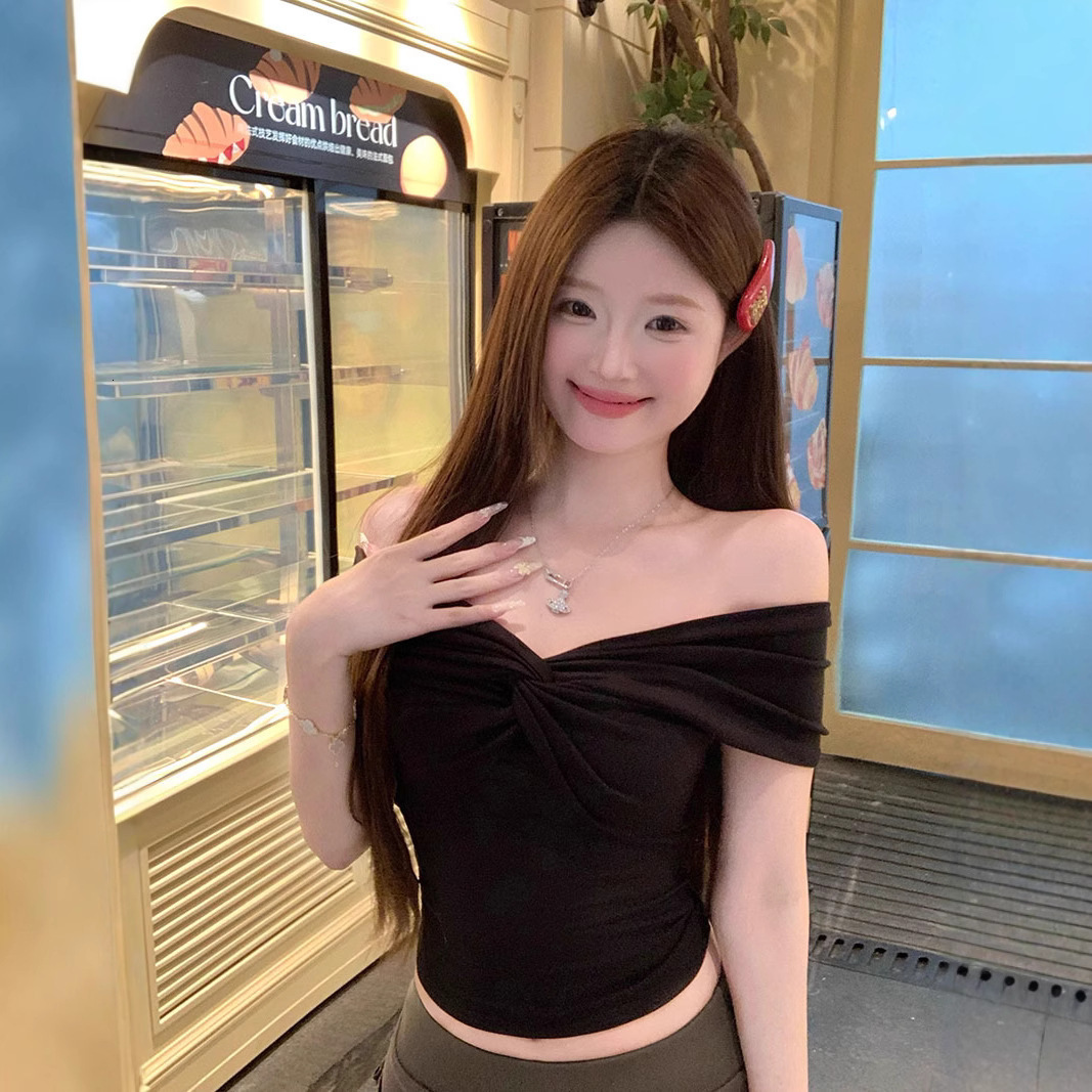 2025 off shoulder twisted design women's short sleeved T-shirt summer slim fit hot spicy girl slim fit white short bottom shirt top new designer 