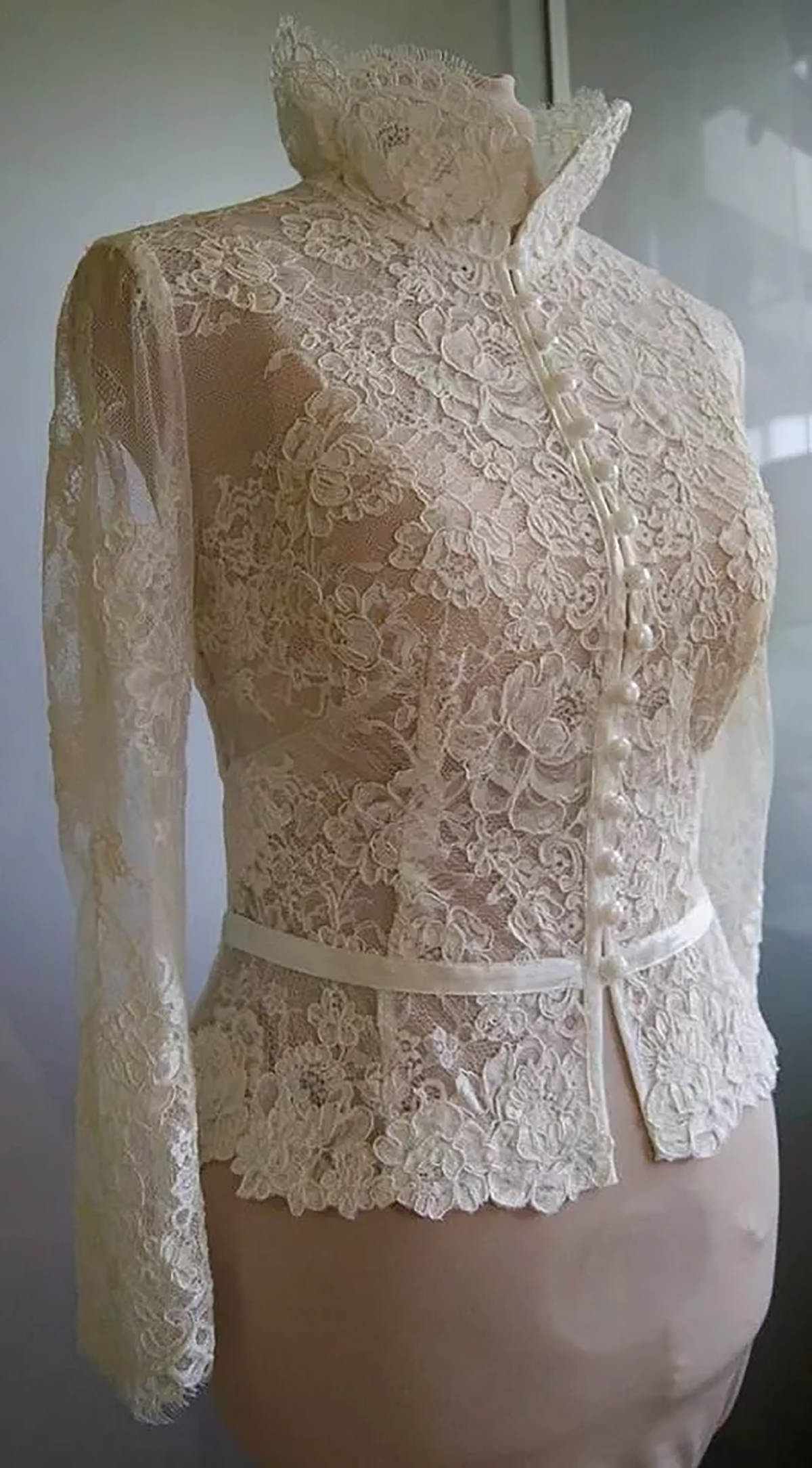 Long Sleeve Lace Appliques Women Wedding Dress Pearl Button Jacket Wraps Bridal Boleros High Neck Wedding Accessories Custom Made