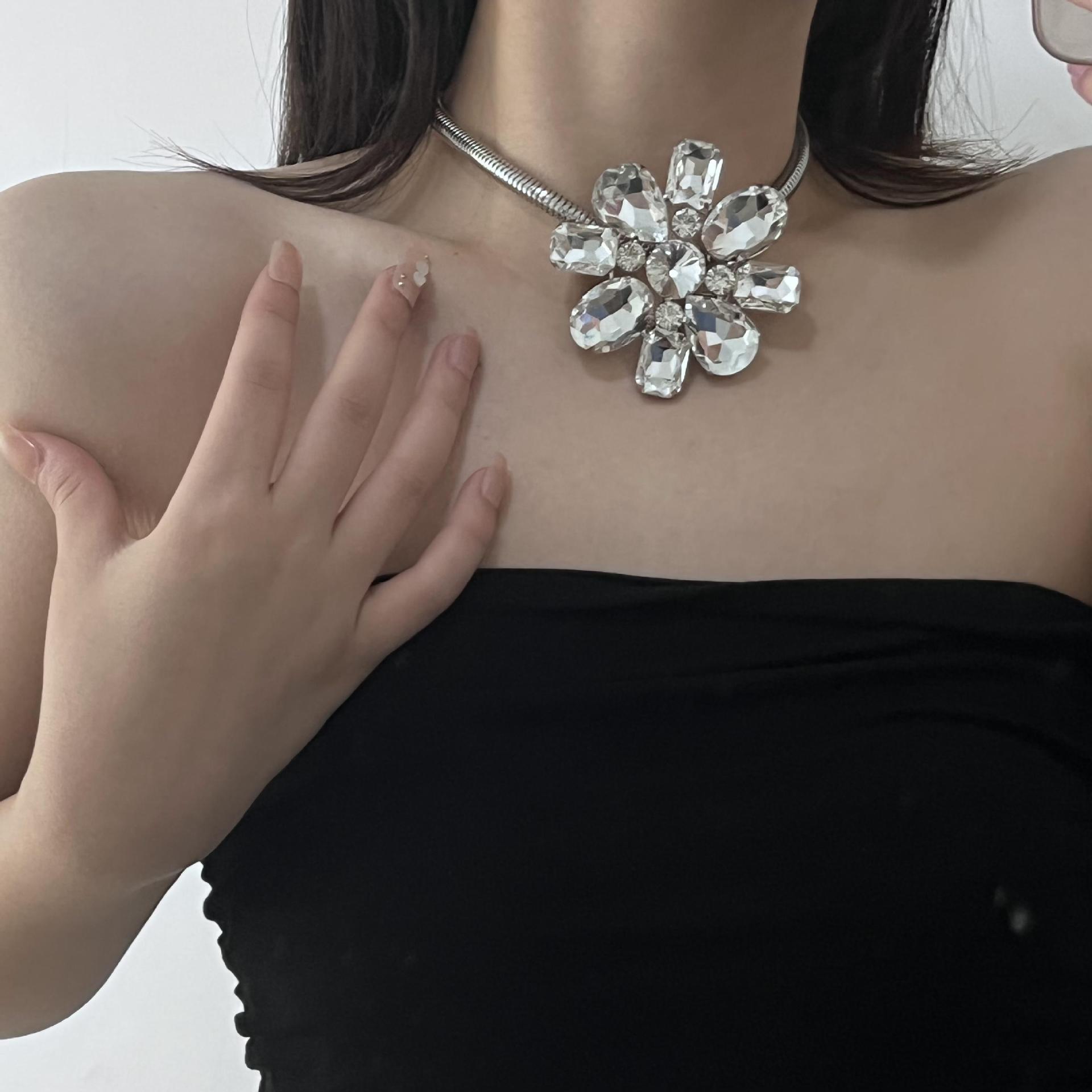New Exaggerated Oversized Crystal Flower Collar With Retro Temperament High-end Personalized Collar Choker Chain for Women Lady